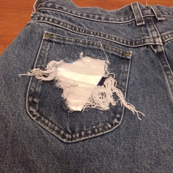 Distressed shorts with white patche - Picture 9 of 9